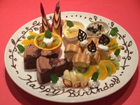 ご予算に応じてデザートプレートのご予約を承ります。
メッセージやお名前もお書きします。お気軽にご相談ください。
（写真は4000円）