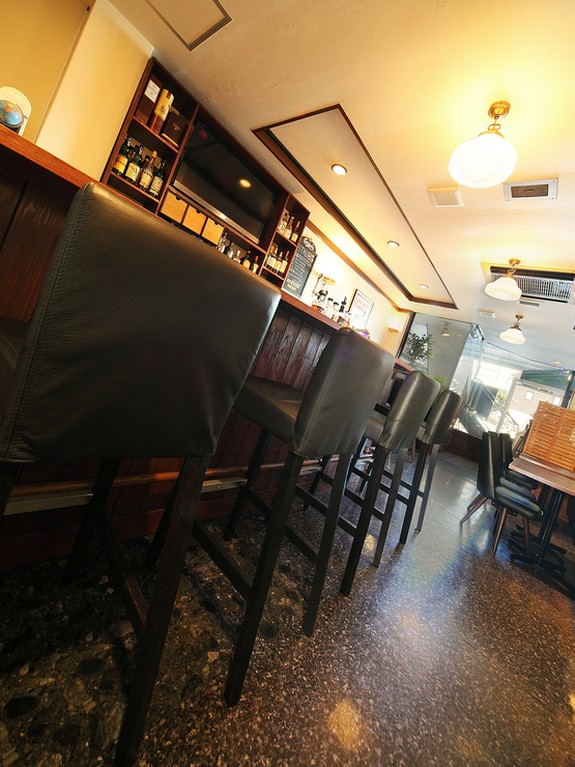 気軽に楽しめるカウンター席あり