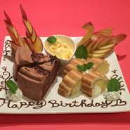 お誕生日や大切な記念日に、デザートプレートはいかがですか？
ご予算に応じて、1皿2,000円より承ります。
メッセージやお名前をお書きすることもできますので、ご予約の際にお申し付けください。
お誕生日の場合は、バースデーソングをかけながら、お席までお持ちいたします。
他のお客様にもお祝いしていただけて、ステキなサプライズになること間違いなしです！
お気軽にご相談ください。