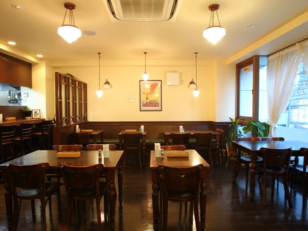 明るく、開放的な店内で食事ができます