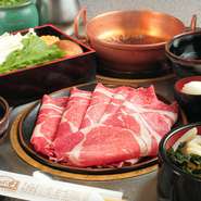 『しゃぶしゃぶ』はシンプルな調理法なだけに、素材、味の良し悪しが店ごとにはっきり出る難しい料理。食材を厳選するのはもちろん、その食材や部位が最も美味しく食べられる絶妙な厚さにスライスしています。