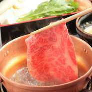 当店のメニューの柱となる牛肉は、A5ランクのなかでもサシの入りの良いものだけを厳選しています。あわせて、価格を抑えるために銘柄は特定せず、九州産を中心に、全国から「安くて良い肉」を仕入れています。