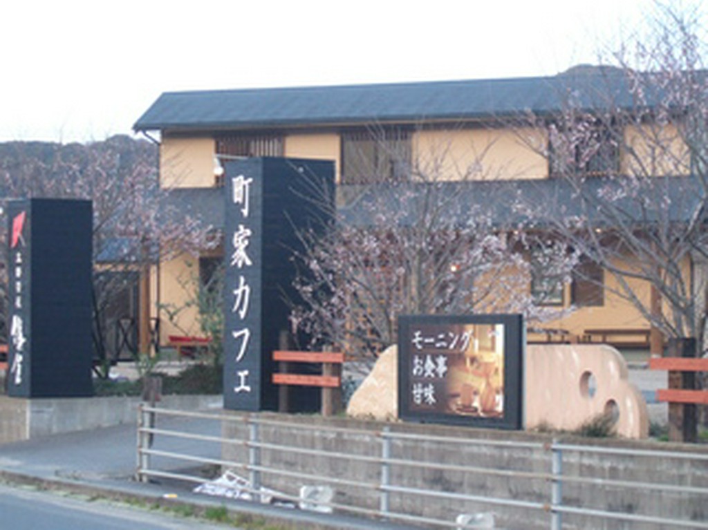 初～野北方面道路沿い右側です