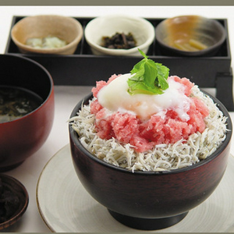 釜揚げしらすとねぎとろ月見丼