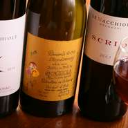 逸品としてワイン通の間で人気の『レ･マッキオーレ』など、肉料理によく合うワインを吟味し、揃えています。ワイン選びに迷ったらスタッフに相談を。