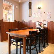 個室は、テーブル席を3室、小上がりを1室設えています。半個室のテーブル席は、3室の仕切りを取って、最大12人まで収容できます。小上がりは8人まで。