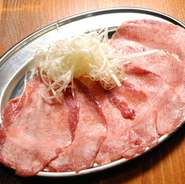 牛タンにたっぷりの味付けネギを乗せています。そのまま「そぉーっと」ネギが落ちないように気を付けて七輪の上に乗せて、片面だけ焼いてお召し上がり下さい。