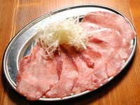 牛タンにたっぷりの味付けネギを乗せています。そのまま「そぉーっと」ネギが落ちないように気を付けて七輪の上に乗せて、片面だけ焼いてお召し上がり下さい。