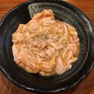 生のホルモンを仕入れ特製の味噌、塩、タレで仕込んでいます。（味噌・塩を選択してください。）