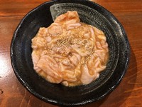 生のホルモンを仕入れ特製の味噌、塩、タレで仕込んでいます。（味噌・塩を選択してください。）