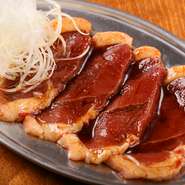 自社牧場で、環境に配慮しながら健康的に育てた合鴨。合鴨独特のクセが少なく、味わい深い美味しさを楽しめます。