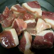 有名レストランでも使用されている評価の高い滝川・赤平で生産される極上の合鴨です。煉屋では生産者から直接仕入れています。