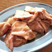 手羽先の部分の骨を抜いたシコシコの食感のお肉です。