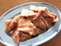 手羽先の部分の骨を抜いたシコシコの食感のお肉です。