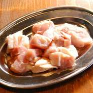 道産の脂の乗った若鶏のモモを厳選して仕入れています。