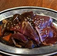 道産羊のみを使用し、煉屋秘伝のタレで漬け込みました。ラムを主体に旨味の強いマトンもブレンドし究極の道産ジンギスカンに仕上げました。