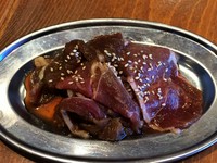 道産羊のみを使用し、煉屋秘伝のタレで漬け込みました。ラムを主体に旨味の強いマトンもブレンドし究極の道産ジンギスカンに仕上げました。