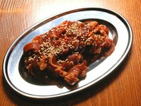 煉屋特製、究極の道産ジンギスカンをたっぷりの唐辛子で辛く仕上げました。