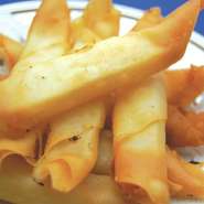 カリッとしたフライの中身は、とろ～っとチーズがとろけます