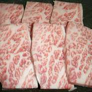 牛バラ肉の中でも上質な部位を厳選してカルビにしております。※仕入れによって産地やブランドが日々変わります。詳しくは店内タッチパネルにてご確認下さい。