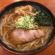 札幌ラーメンの基本は崩さずに、風味を生かした独特の醤油ラーメン