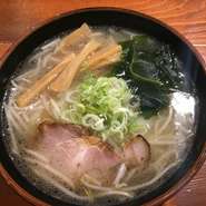 昆布だしを使用し奥の深い塩味に