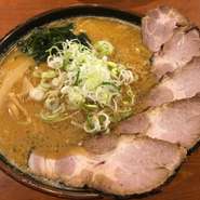 自家製のみそダレに、自慢のチャーシューを