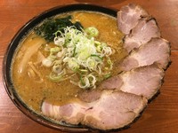 自家製のみそダレに、自慢のチャーシューを