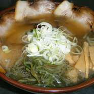 風味豊かな塩ラーメンに自慢のチャーシューを