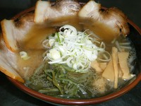 風味豊かな塩ラーメンに自慢のチャーシューを