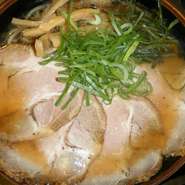 風味豊かな醤油ラーメンに自慢のチャーシューを