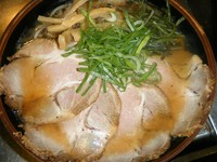 風味豊かな醤油ラーメンに自慢のチャーシューを