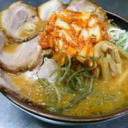 味噌キムチラーメンに自慢のチャーシューを乗せました。