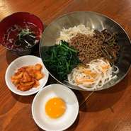 韓国の混ぜご飯。よく混ぜてお召し上がりください