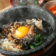 ナムルたっぷりの石焼ビビンバです。とにかく混ぜて混ぜてお召し上がりください