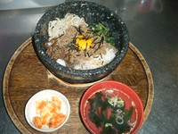 ナムルたっぷりの石焼ビビンバです。とにかく混ぜてお召し上がりください