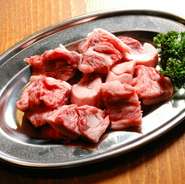 アバラ骨の間の肉で関西ではゲタとも呼びます。歯ごたえがあり、噛むほどに旨味と脂が滲み出る「通」好みの味です。