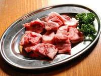 アバラ骨の間の肉で関西ではゲタとも呼びます。歯ごたえがあり、噛むほどに旨味と脂が滲み出る「通」好みの味です。