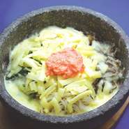 ナムルたっぷりの石焼ビビンバに、明太子とチーズをトッピング、この2者の相性が抜群