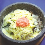 ナムルたっぷりの石焼ビビンバに、明太子とチーズをトッピング、この2者の相性が抜群