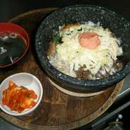 ナムルたっぷりの石焼ビビンバに、明太子とチーズをトッピング、この2者の相性が抜群