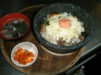 ナムルたっぷりの石焼ビビンバに、明太子とチーズをトッピング、この2者の相性が抜群