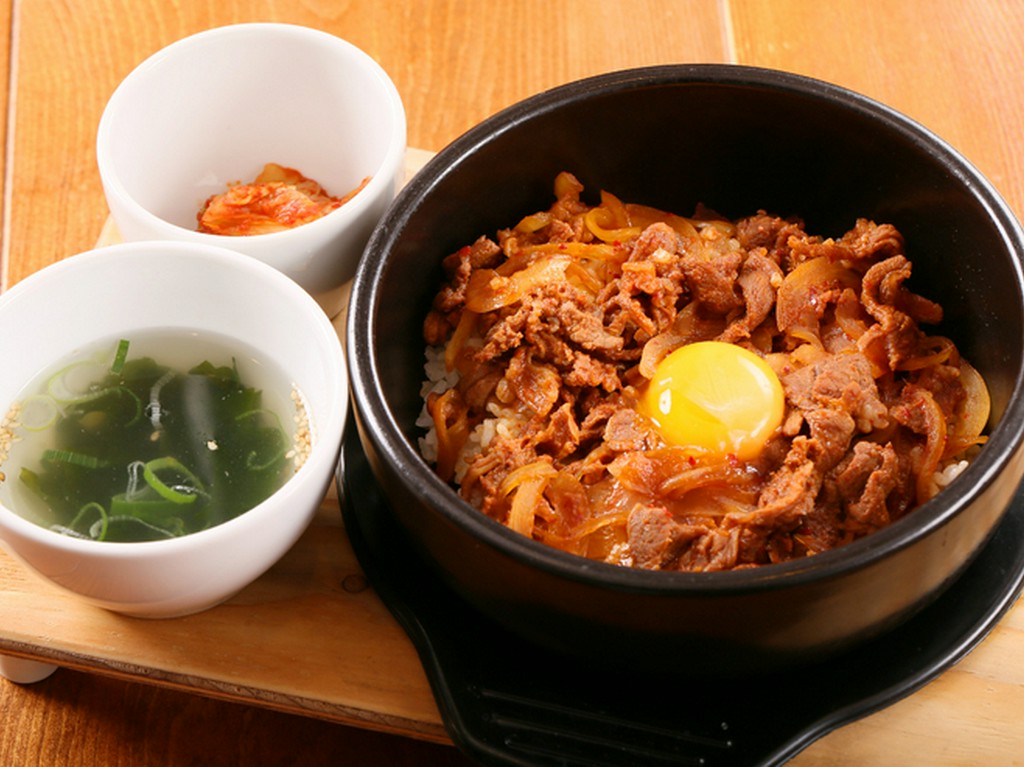 秘伝のタレに漬け込んだ羊が絶品！ピリ辛味の『石焼なんばんジンギスカン丼』