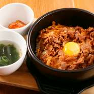 たっぷりの唐辛子を使ってピリ辛に仕上げたジンギスカンを、石焼きのご飯にのせました。アツアツご飯と肉の旨みが一つになった美味しさは格別です。