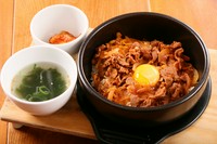 秘伝のタレに漬け込んだ羊が絶品！ピリ辛味の『石焼なんばんジンギスカン丼』