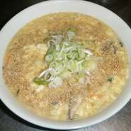 あっさりスープにたまごを散らしたクッパです