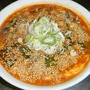 唐辛子と胡麻油の香りが立つユッケジャンスープでクッパにしました。使う牛肉は100％北海道産