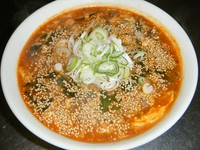 唐辛子と胡麻油の香りが立つユッケジャンスープでクッパにしました。使う牛肉は100％北海道産