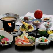 先付・お造り・焚き合せ・茶碗蒸し・小鍋（海鮮寄せ鍋・牛肉陶板焼き・鴨すき鍋からお選びいただけます）・天麩羅・食事・漬物・吸物・甘味がついてます。晩は一品増えて￥4400円になります