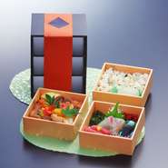 メイン料理をお好きなメニュー（造り、唐揚げ、豚カツ、天麩羅、ローストビーフ）の中からお選び頂けます。5個以上で近隣では無料配送もしております。2日前まで要予約。夏期期間はお造りはございません。